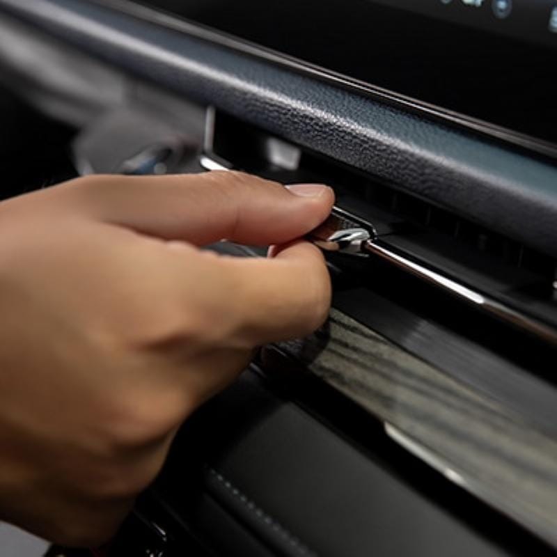 Hình ảnh so sánh trực quan cách hoạt động của ACC (duy trì khoảng cách) và AEB (phanh khẩn cấp tránh va chạm)