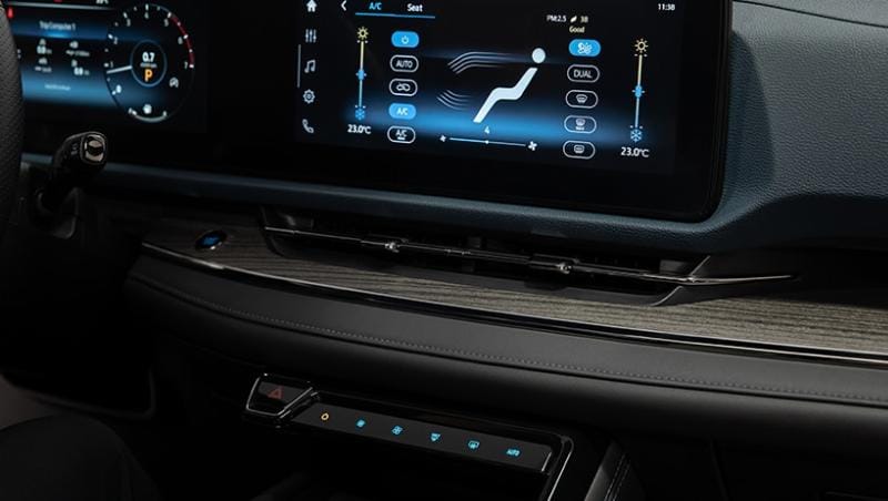 Chi tiết bảng điều khiển trung tâm xe ô tô hiện đại với các nút chức năng auto hold và hỗ trợ lái.