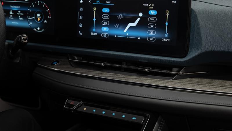 Chi tiết bảng điều khiển trung tâm xe ô tô hiện đại với các nút chức năng auto hold và hỗ trợ lái.