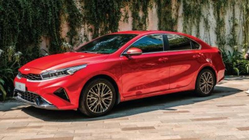 Bảng điều khiển xe hơi hiện đại, các nút bấm chức năng, màn hình hiển thị thông tin