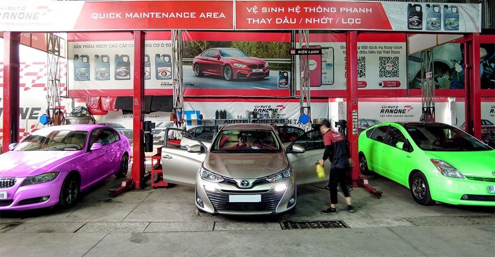 Kỹ thuật viên Garage Auto Speedy kiểm tra hệ thống điện và ắc quy xe hơi