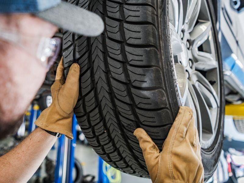 Chuyen gia tai Garage Auto Speedy dang kiem tra bao duong xe o to truoc chuyen di duong dai