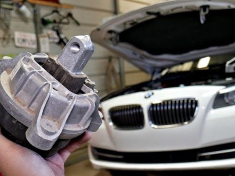 bảo dưỡng xe Honda định kỳ tại Auto Speedy, hình ảnh kỹ thuật viên đang kiểm tra động cơ