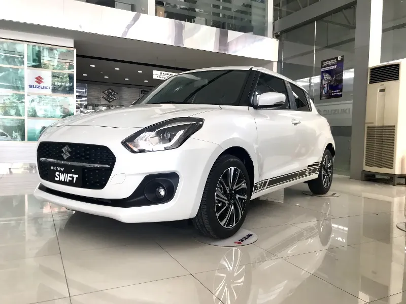 Một chiếc xe đang được nâng lên để bảo dưỡng tại Garage Auto Speedy