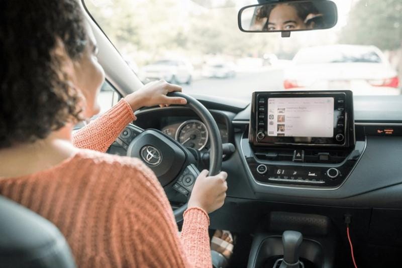 Biểu tượng hiển thị hệ thống kiểm soát hành trình chủ động ACC và khoảng cách trên bảng đồng hồ xe Toyota