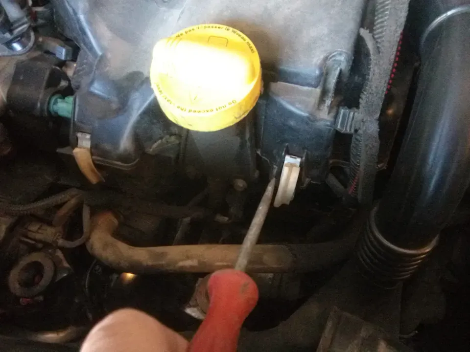 Cảm biến tốc độ bánh xe ABS bị hỏng cần được thay thế để khắc phục lỗi C0342