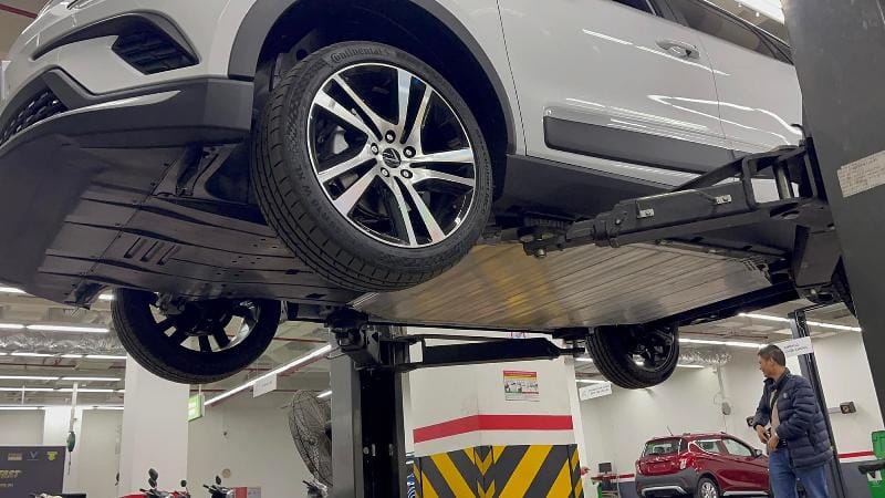 Hình ảnh xe ô tô đang được kỹ thuật viên Garage Auto Speedy thực hiện cân chỉnh góc đặt bánh xe (cân chỉnh thước lái) sau khi sửa gầm