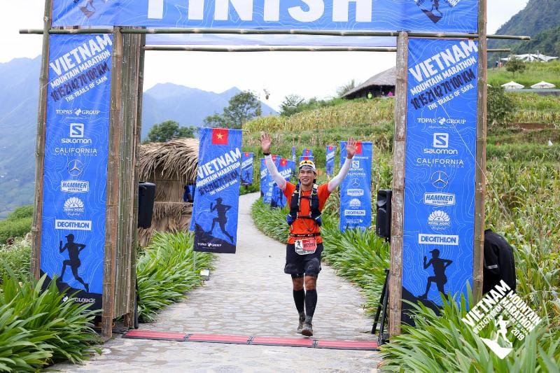 Người chạy bộ kiệt sức đang được hỗ trợ tại trạm y tế trong cuộc đua 100km