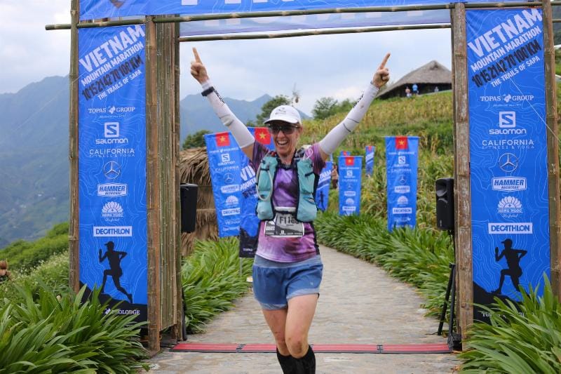 Hinh anh van dong vien chay bo dia hinh trong qua trinh tap luyen cho cu li 100km