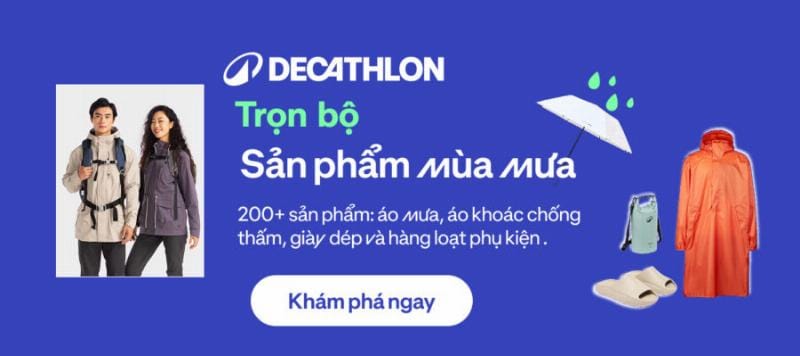 Một người chạy bộ đang thực hiện động tác kéo căng cơ (stretching) hoặc sử dụng con lăn massage (foam roller) sau buổi chạy dài, biểu tượng cho tầm quan trọng của phục hồi.