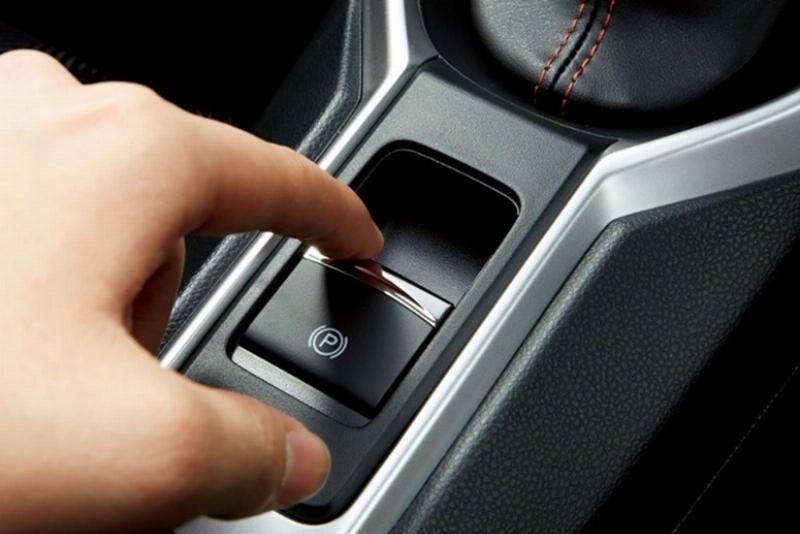 Dấu hiệu nhận biết nút bấm Auto Hold bị hỏng trên bảng điều khiển trung tâm xe hơi, bao gồm đèn báo không sáng, nút bị kẹt hoặc không phản hồi khi nhấn, cần được kiểm tra bởi chuyên gia như Garage Auto Speedy