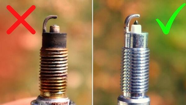 Đèn báo check engine sáng trên bảng điều khiển ô tô