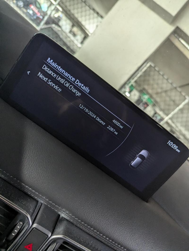 Bảng điều khiển xe Jeep sáng đèn báo lỗi động cơ và hiển thị áp suất dầu thấp.