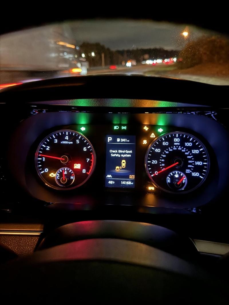 Biểu tượng đèn báo lỗi động cơ (Check Engine Light) sáng trên bảng đồng hồ xe Dodge