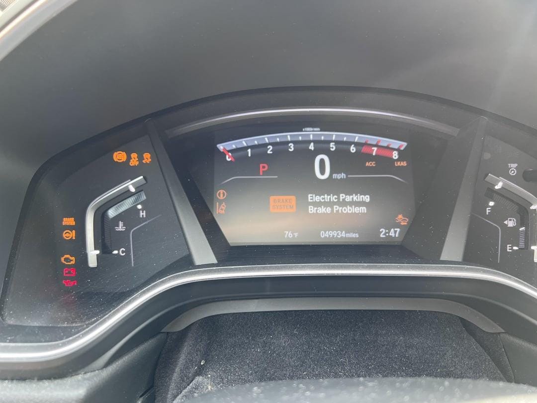 Hình ảnh đèn báo lỗi động cơ (Check Engine Light) sáng trên bảng đồng hồ táp lô ô tô, báo hiệu xe có vấn đề