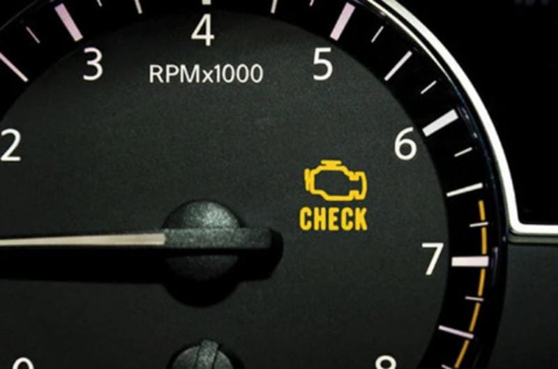 Đèn Check Engine bật sáng trên bảng điều khiển ô tô, báo hiệu có sự cố cần kiểm tra.