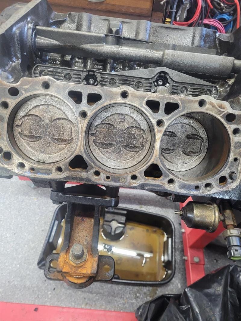 Đo áp suất nén xi lanh số 8 xe Ford để kiểm tra tình trạng piston, van và gioăng