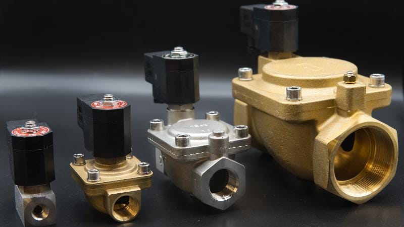 Hình ảnh mô phỏng cách ECU gửi tín hiệu điều khiển đến van solenoid liên quan đến biến mô trong hộp số ô tô