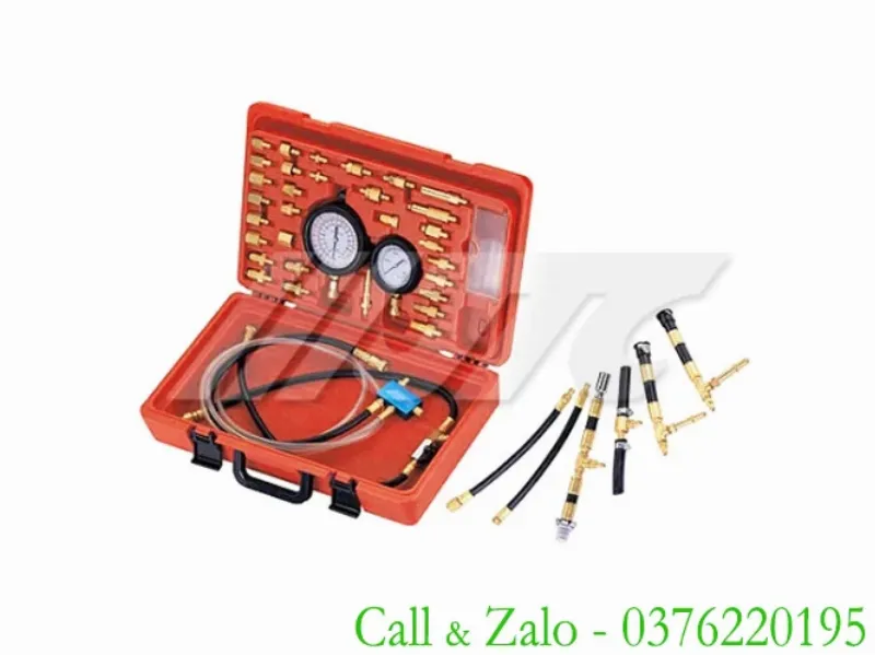 Kỹ thuật viên Garage Auto Speedy kiểm tra sửa chữa hộp số tự động