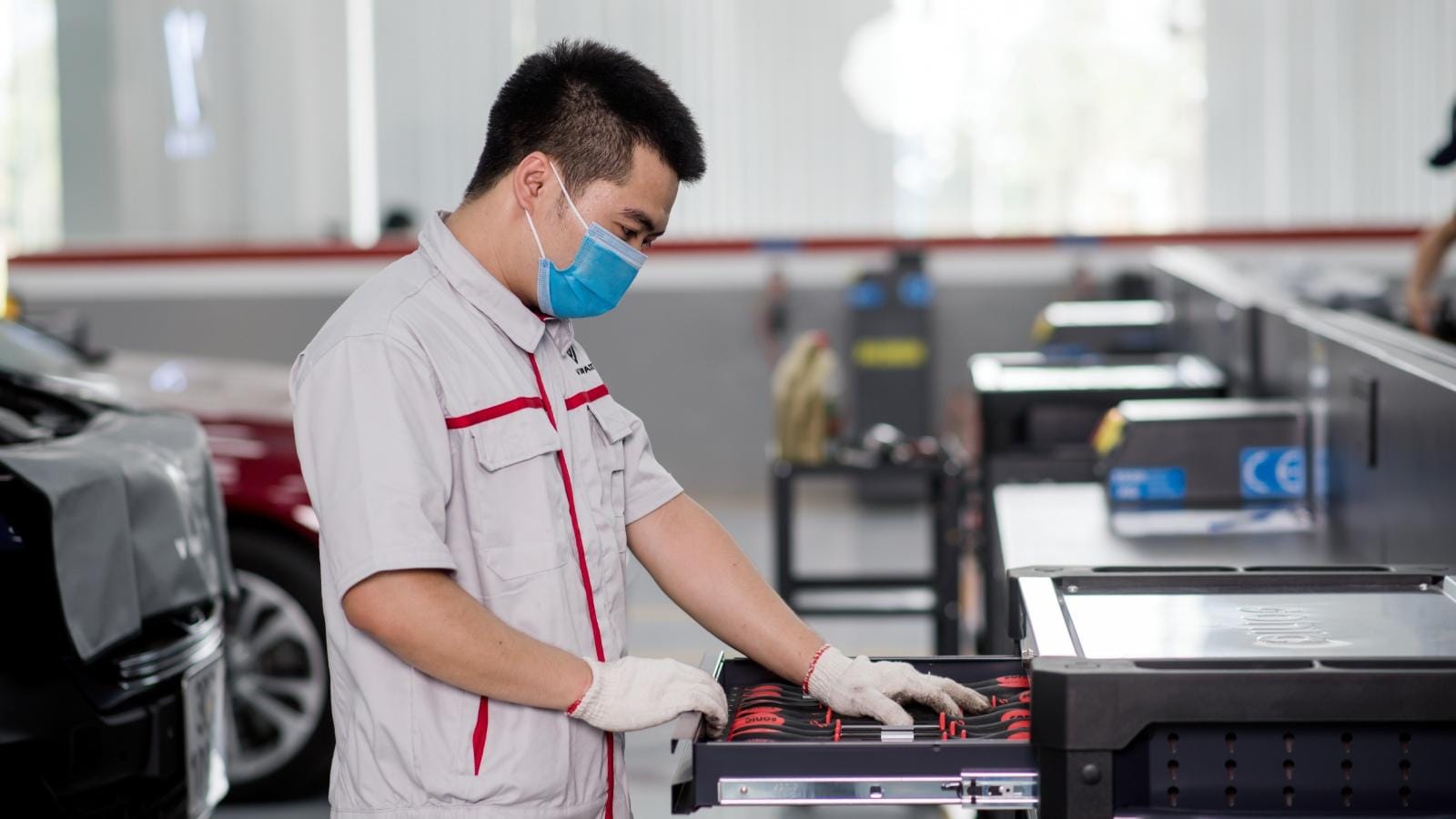 Hình ảnh toàn cảnh xưởng sửa chữa Garage Auto Speedy tại Hà Nội với các xe đang được bảo dưỡng và kỹ thuật viên làm việc, thể hiện sự chuyên nghiệp và uy tín.