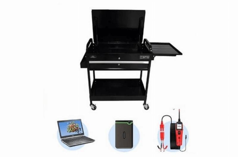 Hình ảnh một garage ô tô chuyên nghiệp, sạch sẽ, nơi xe được chẩn đoán và sửa chữa bởi kỹ thuật viên lành nghề.