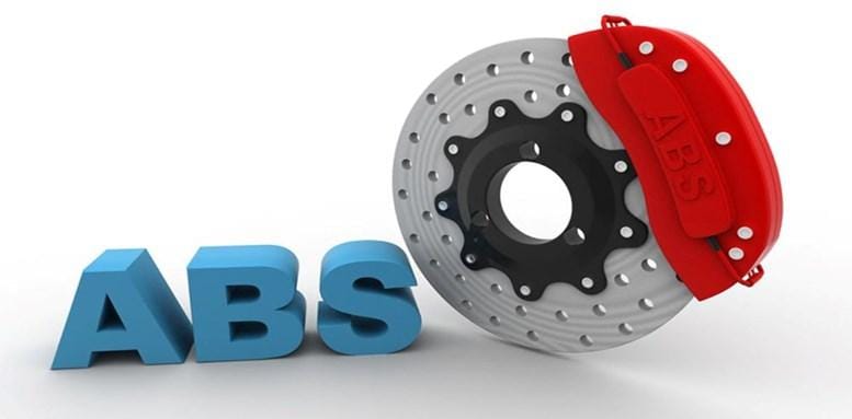 Hình ảnh sơ đồ hệ thống ABS trên ô tô với các bộ phận chính như bộ điều khiển ABS, cảm biến tốc độ bánh xe và bơm thủy lực