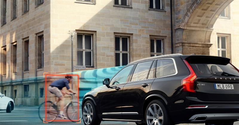 Hệ thống phanh khẩn cấp tự động AEB trong ADAS hoạt động như thế nào