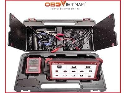 Hình ảnh kỹ thuật viên của Garage Auto Speedy đang thực hiện sửa chữa hoặc thay thế cảm biến góc lái (SAS) trên xe ô tô, tập trung vào khu vực cột lái dưới vô lăng.