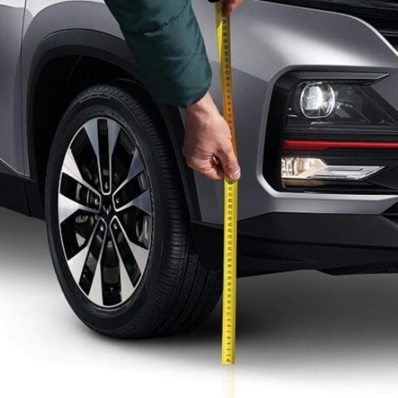 Hình ảnh so sánh khoảng sáng gầm của xe sedan gầm thấp và xe SUV gầm cao trên mặt đường