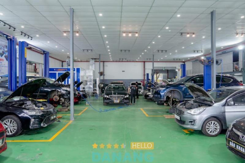Kỹ thuật viên của Garage Auto Speedy đang kiểm tra lốp xe ô tô, minh họa việc bảo dưỡng xe trước chuyến đi đường dài