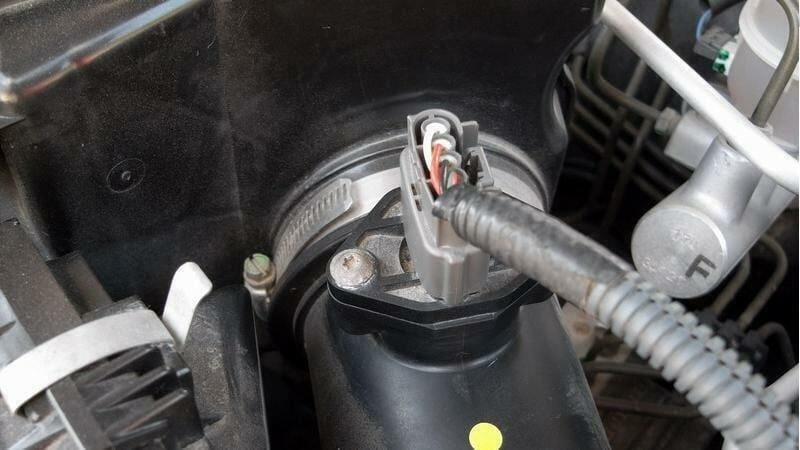 Kiểm tra cảm biến oxy bằng đồng hồ vạn năng tại Auto Speedy