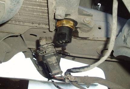 Kiểm tra cảm biến tốc độ xe bằng đồng hồ vạn năng như thế nào