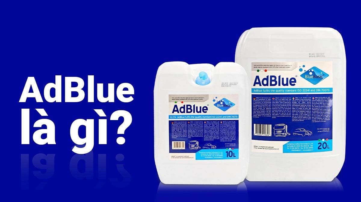 Hình ảnh một kỹ thuật viên kiểm tra chất lượng hoặc mức dung dịch DEF trong bình chứa trên xe