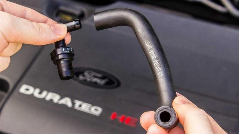 Kiểm tra đường ống PCV trên xe Mercedes để phát hiện rò rỉ hoặc hư hỏng