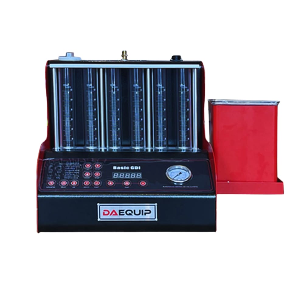 Kỹ thuật viên kiểm tra kim phun bằng thiết bị chuyên dụng