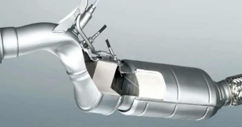 Kiểm tra rò rỉ khí thải ô tô Honda với thiết bị chuyên dụng