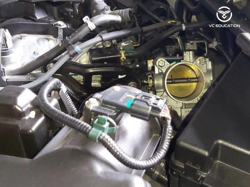 Kỹ thuật viên sử dụng đồng hồ vạn năng kiểm tra hệ thống dây điện và cảm biến xe Dodge