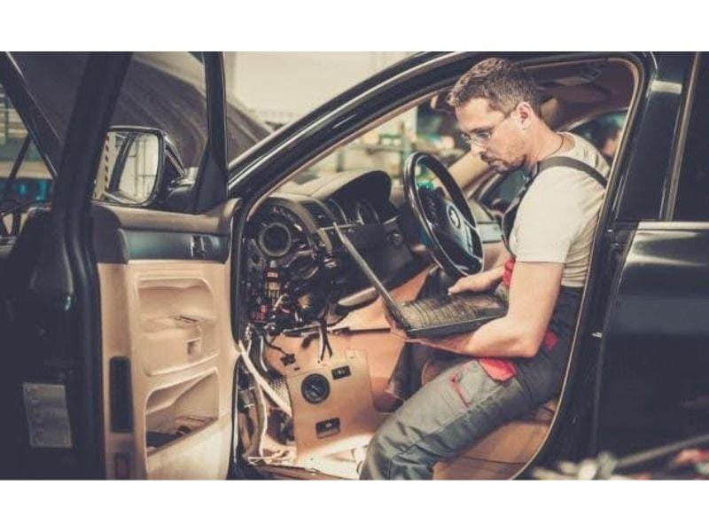 Tho may dang su dung may chan doan de kiem tra loi p0418 tren xe