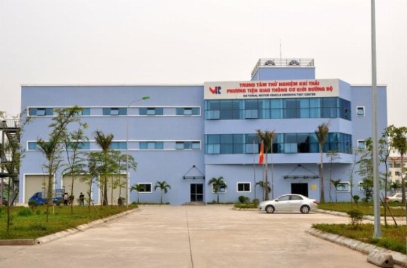 Kỹ thuật viên kiểm tra van xả ô tô