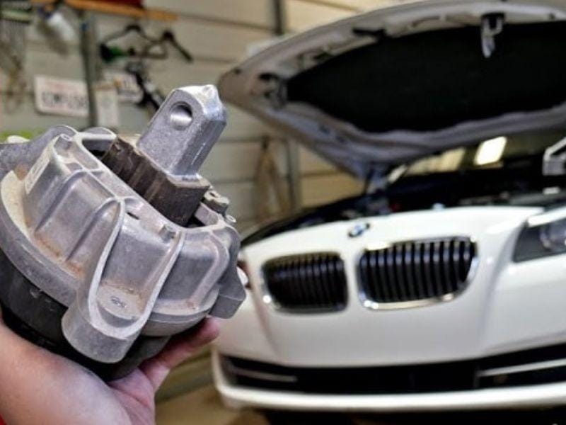 Một kỹ thuật viên Garage Auto Speedy đang kiểm tra động cơ xe trước chuyến đi dài