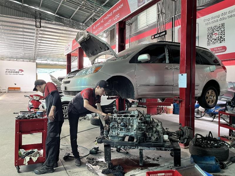 Kỹ thuật viên kiểm tra hoặc thay dầu hộp số tự động tại Garage Auto Speedy, đảm bảo sự chuyên nghiệp