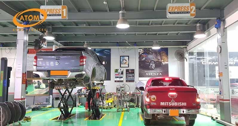 Kỹ thuật viên Auto Speedy kiểm tra động cơ ô tô