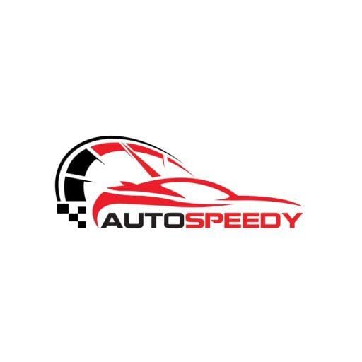 Kỹ thuật viên Auto Speedy sử dụng thiết bị chẩn đoán OBD2 hiện đại để tìm lỗi xe