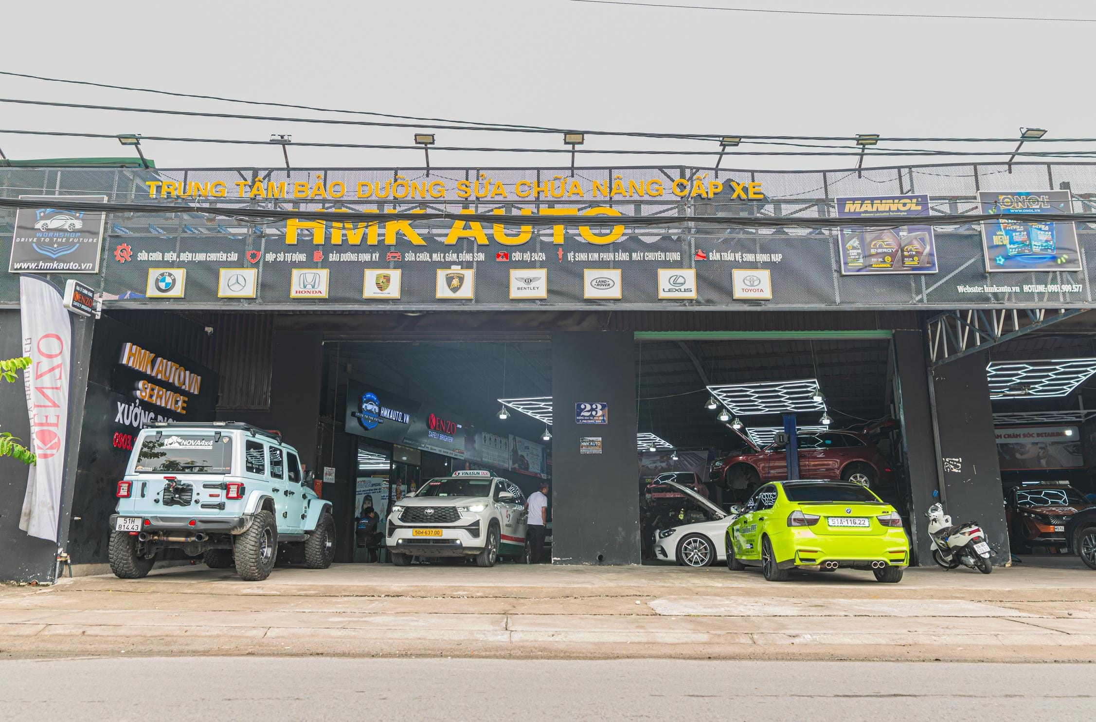 kỹ thuật viên auto speedy tư vấn bảo dưỡng xe ô tô