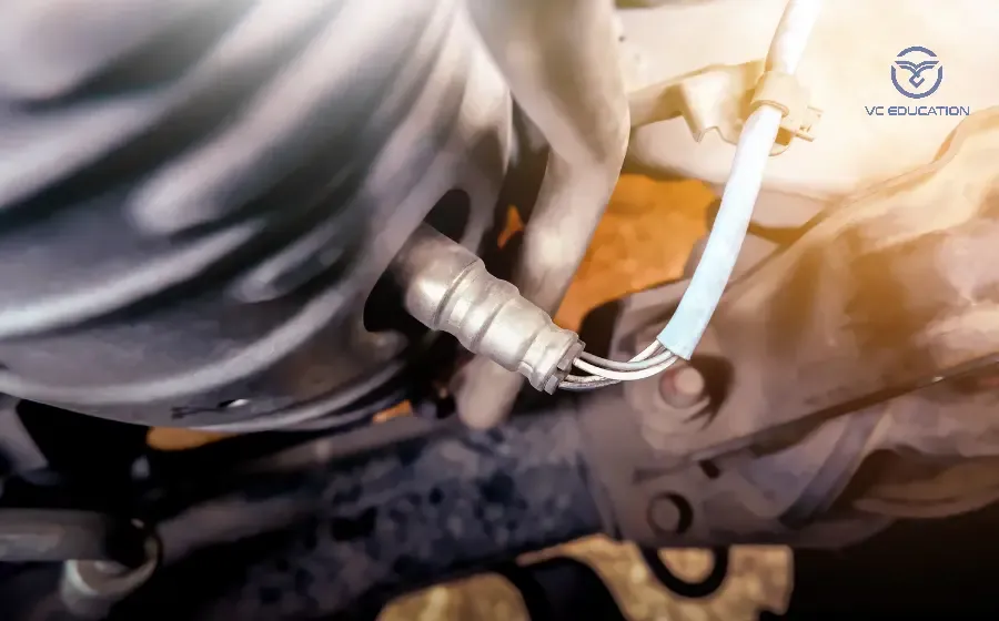 Kỹ thuật viên kiểm tra cảm biến oxy của xe ô tô