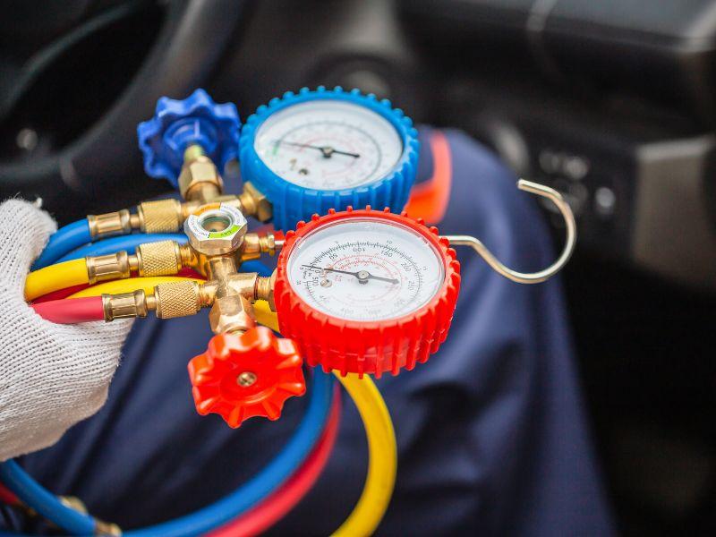 Kỹ thuật viên Garage Auto Speedy kiểm tra cảm biến vị trí thân xe bằng đồng hồ vạn năng