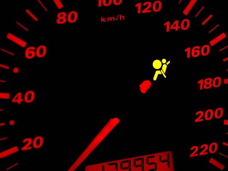 Kỹ thuật viên Garage Auto Speedy kiểm tra dây điện và giắc nối trên xe Chevy