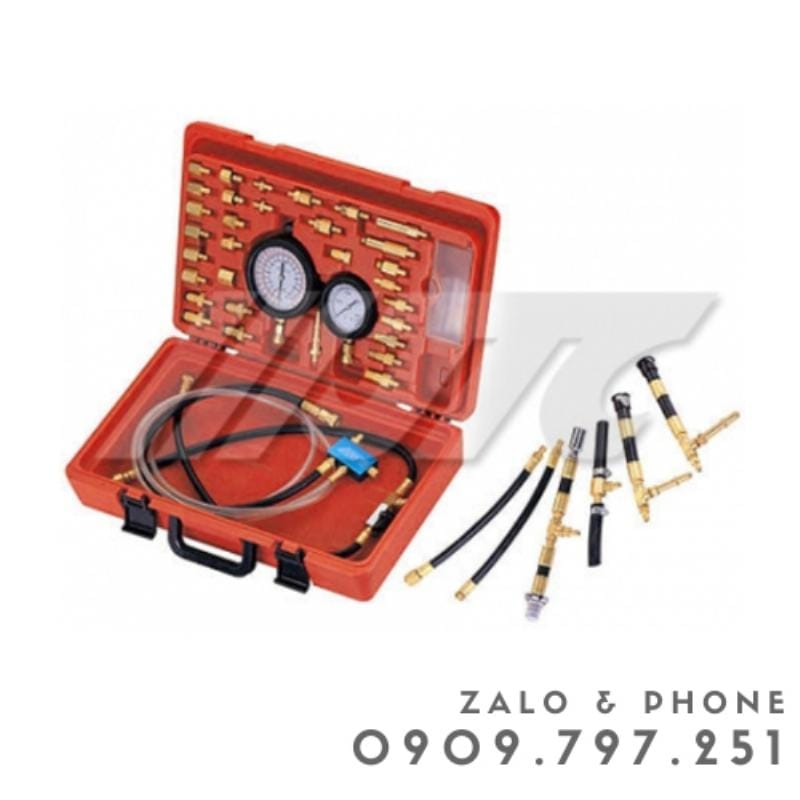 Kỹ thuật viên Garage Auto Speedy sử dụng đồng hồ đo áp suất nhiên liệu để kiểm tra áp suất trong đường ống nhiên liệu của xe.