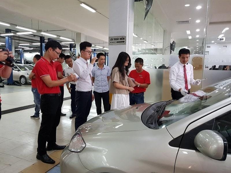 Kỹ thuật viên sửa chữa ô tô