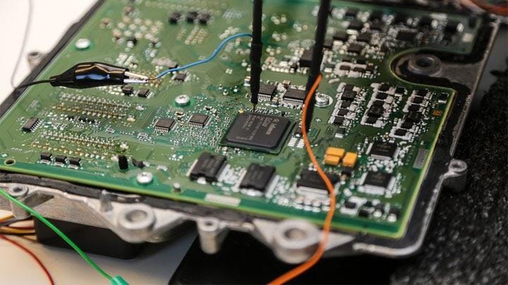 Hộp điều khiển động cơ (ECM) và hộp điều khiển hộp số (TCM) là hai bộ phận quan trọng giao tiếp với nhau.